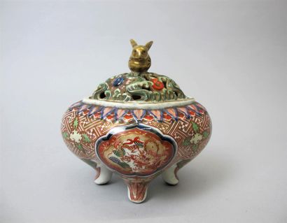 null Chine. Assiette en porcelaine, XVIIIe siècle, égrenures. Diamètre 23 cm. On...