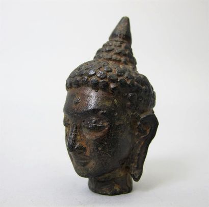 null Petite tête de bouddha en bronze, Dim: 6,5 cm. et Statue de bouddha, Dim: 26...