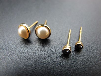 null Paire de boutons d'oreilles en or sertis d'un petit diamant. Poids brut 0,3...