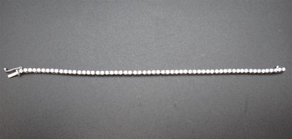 null Bracelet ligne en or blanc 750°/°° (18k) à sections articulées serties de pierres...