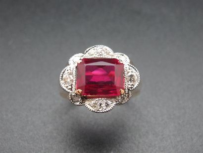 null Bague deux ors 750°/°° (18k) ornée d'une pierre synthétique à l'imitation du...