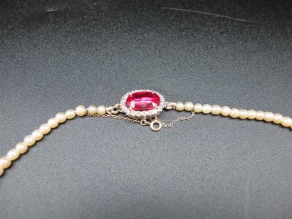 null Collier composé d'un rang de 111 perles fines d'environ 3,1 à 6,5 mm, agrémenté...
