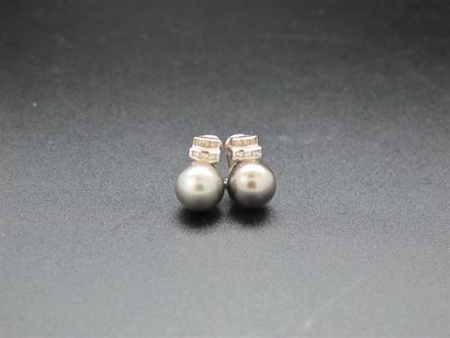 null Paire de boucles d'oreilles en or blanc 750°/°° (18k), ornées d'une perle de...