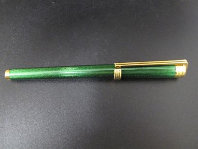 null CHRISTIAN DIOR. Stylo plume, laque verte irisée, plume 18 k.