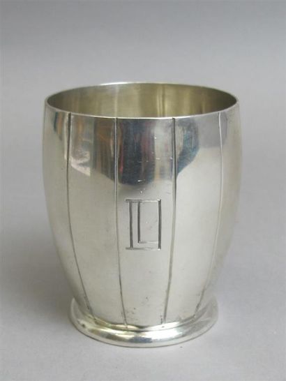 null Jean-Emile PUIFORCAT (1897-1945). Timbale de forme tonneau en argent à côtes...