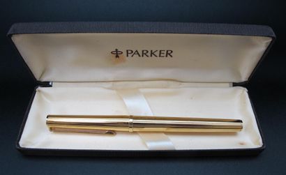 null PARKER. Stylo plume modèle "Parker 85" en plaqué or, plume 18k. Avec écrin.