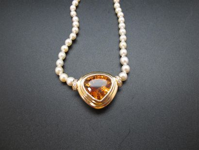 null Collier composé d'un rang de perles de culture de 3,6 à 5,8 mm, centré d'un...