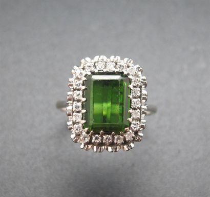 null Bague en or blanc 750°/°° (18k) centrée d'un péridot taille émeraude dans une...