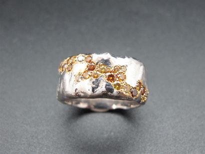 null Bague jonc en or blanc 750°/°° (18k) martelé ornée d'une guirlande de diamants...