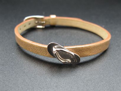 null GAREL Bracelet en cuir doré centré d'un motif en or blanc 750°/°° (18k) stylisant...
