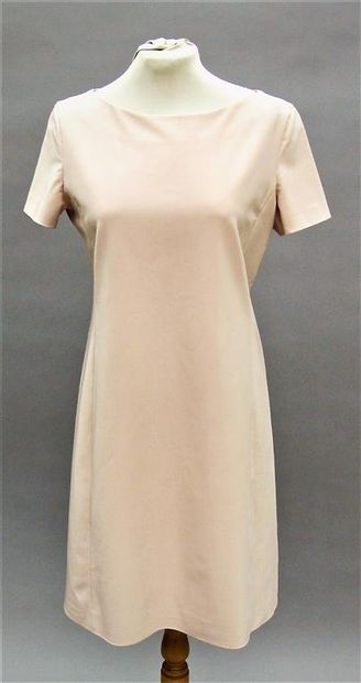 null PRADA. Robe droite à manches courtes en rayonne et nylon de couleur beige rosé,...