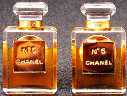 null CHANEL. Deux pins flacons de parfum Chanel n°5 ; on joint un collier breloques...