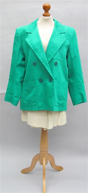 null YVES SAINT LAURENT Variation. Veste longue croisée en coton vert, trois poches...