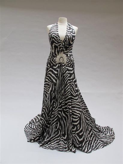 null ANONYME. Robe blanche et noire zebrée à fils dorés, dos nu à bretelles croisées,...