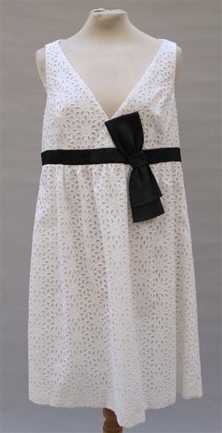 null MICHAEL KORS. Robe blanche en coton ajouré à motif floraux, noeud noir en satin...