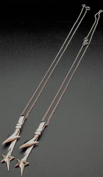 null THIERRY MUGLER. Deux colliers pendentif en métal argenté composés d'une flèche...