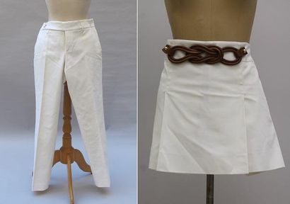 null GUCCI. Ensemble comprenant une mini-jupe blanche en coton, ornée d'une ceinture...