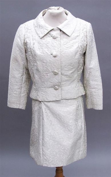 null BUTCH. Tailleur vintage comprenant une robe et une veste en tissu beige à décor...