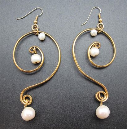 null Paire de boucles d'oreilles en métal doré, à décor de grande volute orné de...