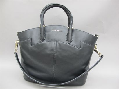 null GIVENCHY. Sac en cuir noir à bandoulière et porté main, poche plaquée extérieure...