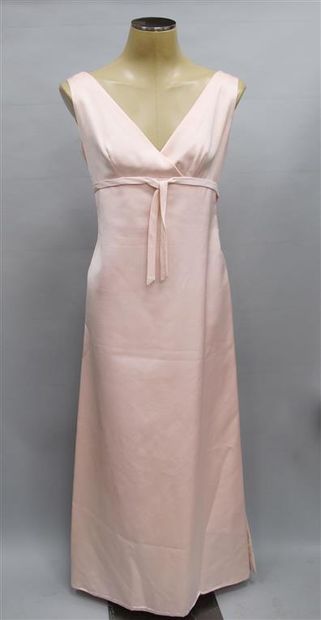 null CARVEN JUNIOR Haute Couture. Robe longue rose en satin de soie, taille empire...