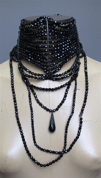 null CHRISTIAN DIOR. Collier de chien composé de perles facettées noires. L. 31 cm...