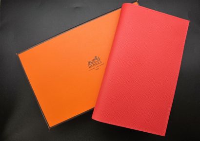 null HERMÈS. Couverture d'agenda Vision en veau grainé de couleur framboise. Une...