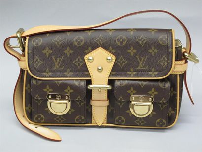 null LOUIS VUITTON. Sac modèle Duomo en toile monogrammée à deux poches plaquées...