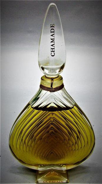  GUERLAIN Paris. "Chamade", modèle du flacon de parfum de 1969, plein, H. 18,5 cm....