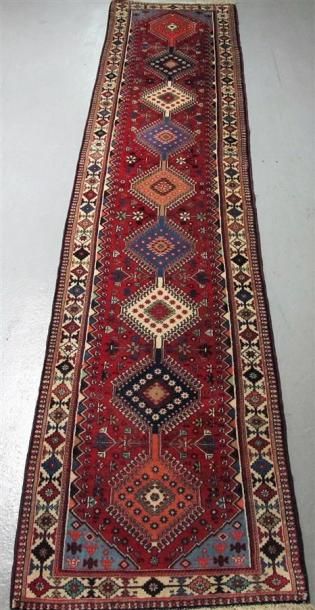 TAPIS GALERIE YALAMEH (Iran) vers 1980. Décor géométrique sur fond brique. Dimensions:...