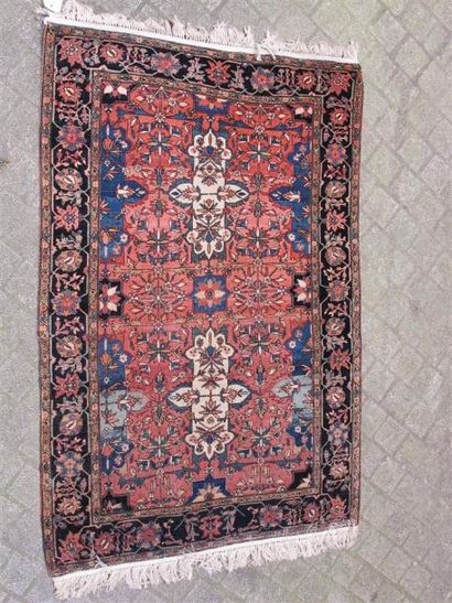 TAPIS FIN SAROUK (Perse), Fin XIXe. Velours en laine d'agneau soyeuse de qualité,...