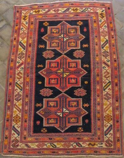 TAPIS CHIRVAN AKSTAFA (Caucase) début XXe. Velours, chaine, trames et franges en...