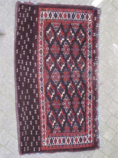 TAPIS TCHOUVAL YOMOUD (Turkmen). Fin XIXe.Tapis à fond grenat et à décor de guhls...