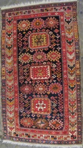 TAPIS KABRISTAN (Caucase) fin XIXe. Velours, chaine, trames et franges en laine....