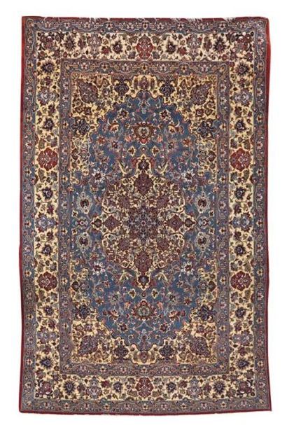 TAPIS Une magnifique rosace cruciforme, polylobée, aux teintes ivoire, marine, turquoise,...