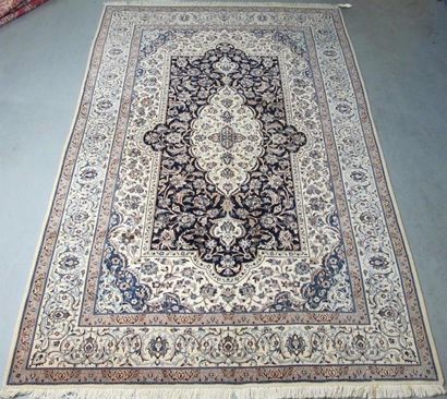 TAPIS Fin NAIN HABIBIAN (Iran) vers 1980. Velours en laine et soie. Champ beige et...