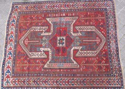 TAPIS RARE KAZAK SEVAN (Arménien) vers 1870. Velours, chaine, trames et franges en...