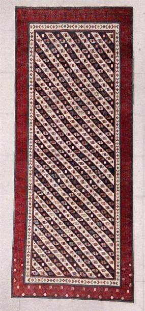 TAPIS RARE KOUBA ( Caucase) vers 1860. Velours, Chaines, trame et franges en laine....