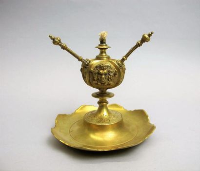 null Brûloir à opium en bronze doré à décor ciselé de tête de bacchus sur fond amati,...