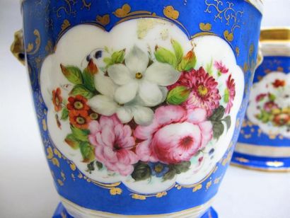 null PARIS. Paire de cache-pots en porcelaine à décor polychrome de bouquets de fleurs...