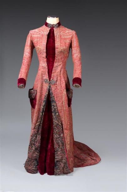 null Robe d'intérieur à tournure, vers 1870, robe à col officier taillée dans un...