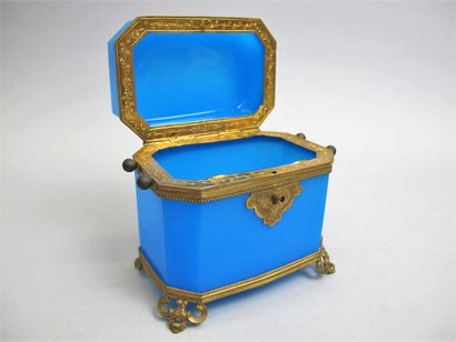 null Coffret en opaline bleue, monture en laiton. Epoque Napoléon III. H. 11,5 cm,...