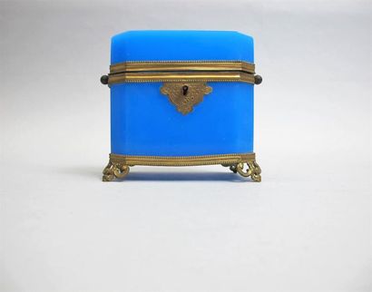 null Coffret en opaline bleue, monture en laiton. Epoque Napoléon III. H. 11,5 cm,...