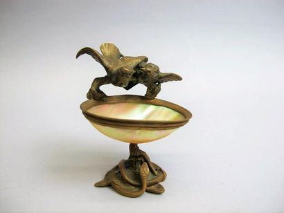 null Coupe baguier en nacre, monture en bronze à motif de deux oiseaux, la base enroulée...