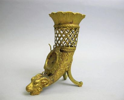 null Porte montre rhyton à têtes de bouquetin en métal doré. Travail du XIXème siècle....
