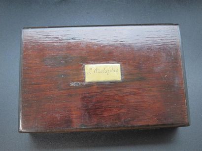 null Reliquaire monté dans une boite en bois vernis marqué d'un cartouche en laiton...