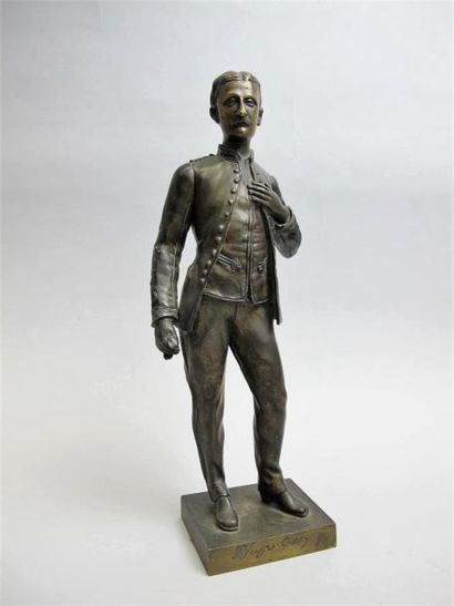 null Prince Impérial en costume anglais, groupe en bronze patiné. H. 32 cm.
