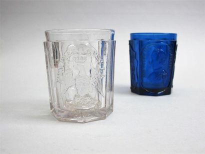 null Deux gobelets en verre moulé, l'un teinté bleu à l'effigie du couple impérial...