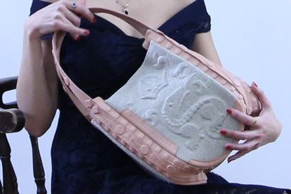 null Catherine ROTULO
Maison DOGNIN
"Sologne"
Sac en cuir rose poudré à deux anses,...