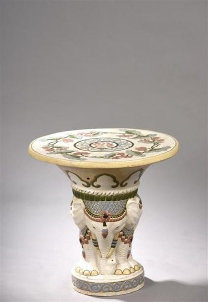 null Une table en céramique polychrome de Bien Hoa. 
Avec motifs floraux stylisés...